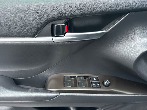 Used 2022 Toyota Camry SE image 13