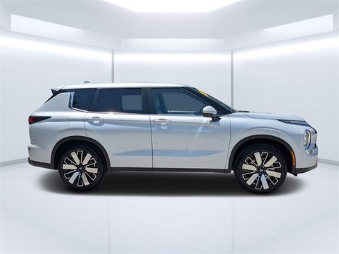 New 2025 Mitsubishi Outlander SE image 2