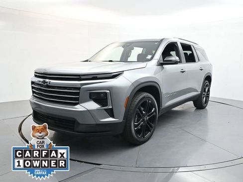 Used 2025 Chevrolet Traverse LT FWD image 3