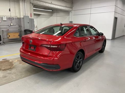 Used 2022 Volkswagen Jetta SE w/ Panoramic Sunroof Package FWD image 4