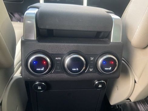 Used 2019 Land Rover Discovery HSE image 17