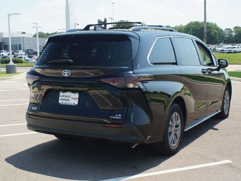Used 2024 Toyota Sienna LE FWD image 19
