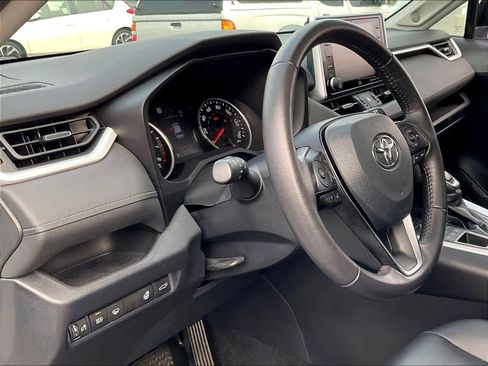 Used 2020 Toyota RAV4 XLE Premium image 15