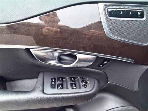 Used 2018 Volvo XC90 T5 Momentum w/ Momentum Plus Package image 30