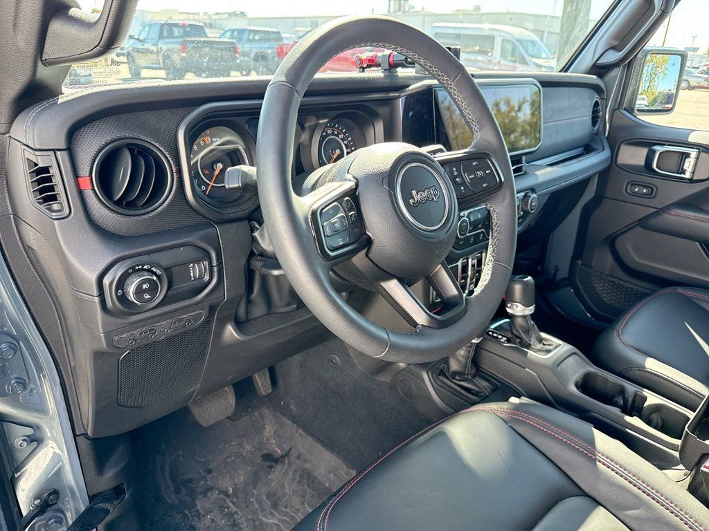 Used 2025 Jeep Gladiator Rubicon AWD/4WD image 12