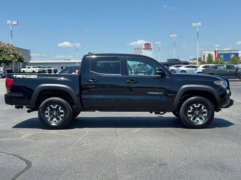 Used 2017 Toyota Tacoma TRD Off-Road AWD/4WD image 7