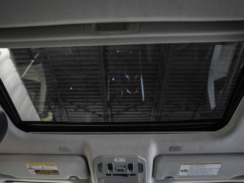 Used 2023 Toyota Highlander Limited image 32