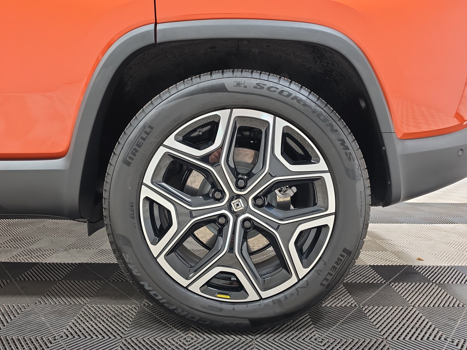 Used 2025 Rivian R1S Adventure Dual AWD/4WD image 10