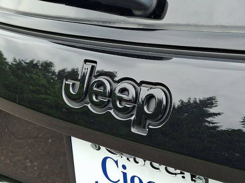 Used 2023 Jeep Compass Latitude AWD/4WD image 30