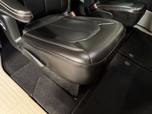 Certified 2024 Chrysler Pacifica Touring-L AWD/4WD image 15