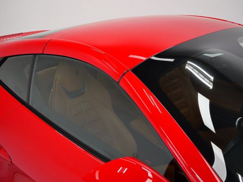 Used 2019 Ferrari Portofino image 18