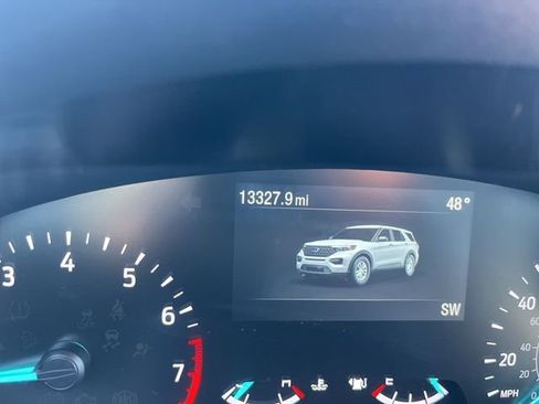 Used 2022 Ford Explorer 4WD w/ Class IV Trailer Tow Package image 36