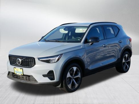 Used 2024 Volvo XC40 B5 Core image 3