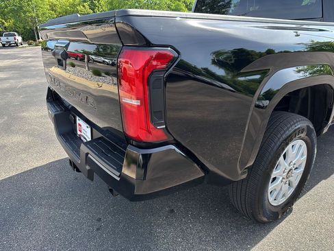 Used 2025 Toyota Tacoma SR5 AWD/4WD image 19
