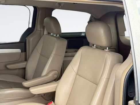Used 2011 Volkswagen Routan SE FWD image 13