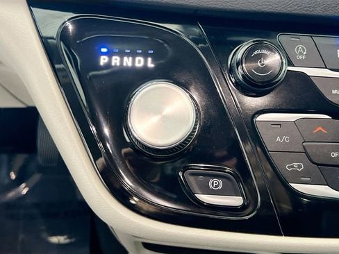 Used 2024 Chrysler Pacifica Touring-L image 13
