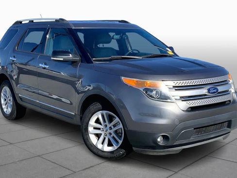 Used 2014 Ford Explorer XLT w/ Equipment Group 202A image 2