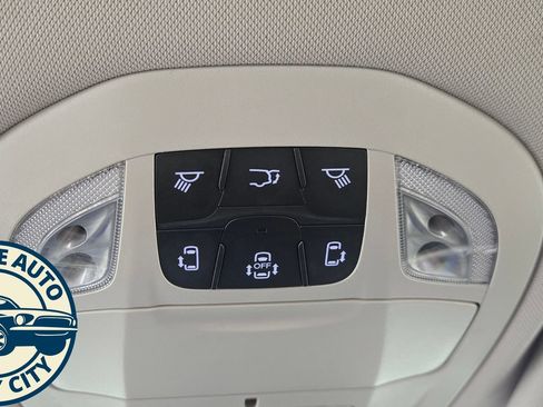 Used 2023 Chrysler Pacifica Touring-L FWD image 21