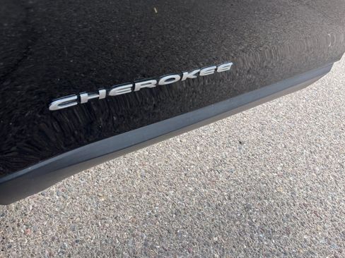 Used 2015 Jeep Cherokee Sport image 24
