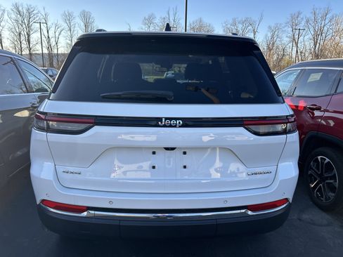 Used 2023 Jeep Grand Cherokee Laredo X image 5