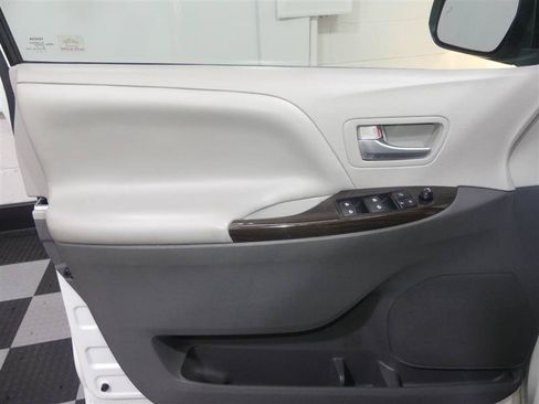 Used 2016 Toyota Sienna XLE w/ XLE Navigation Package FWD image 18
