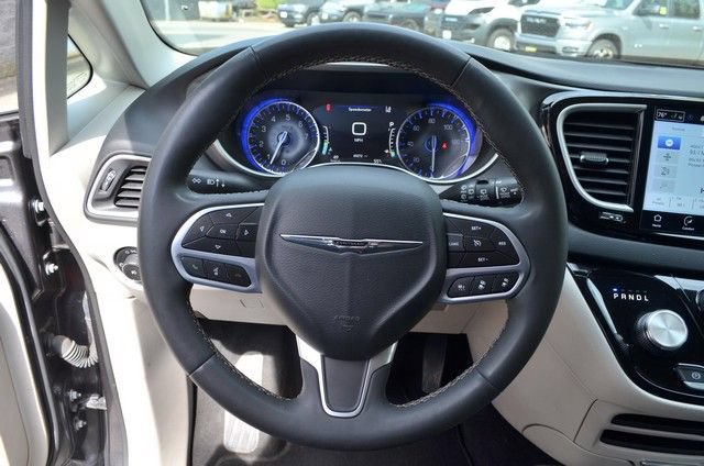 Used 2023 Chrysler Pacifica Touring-L FWD image 19