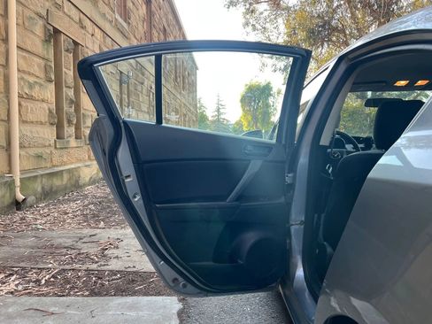 Used 2011 MAZDA MAZDA3 i Sport image 18