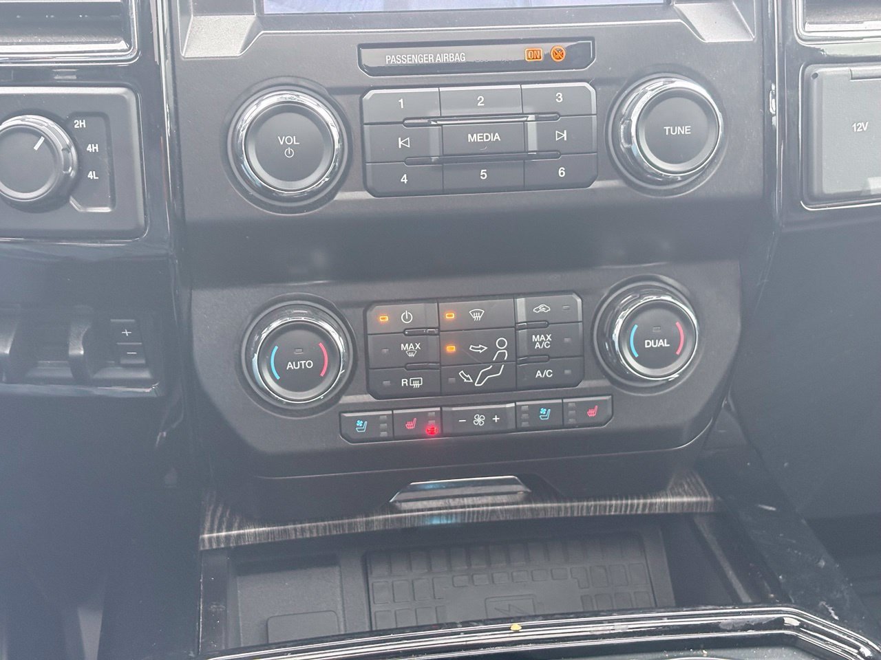 Used 2021 Ford F250 Lariat w/ Lariat Ultimate Package AWD/4WD image 11