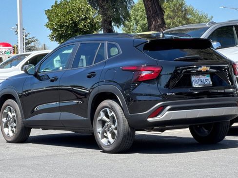 Used 2026 Chevrolet Trax LT w/ Sunroof Package FWD image 7