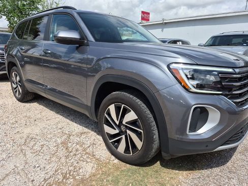 Used 2025 Volkswagen Atlas SE image 2