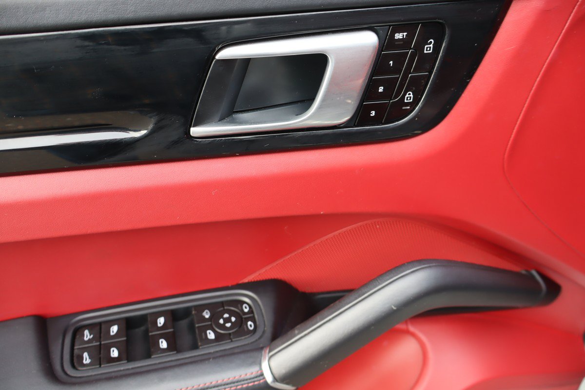Used 2021 Porsche Cayenne AWD/4WD image 12