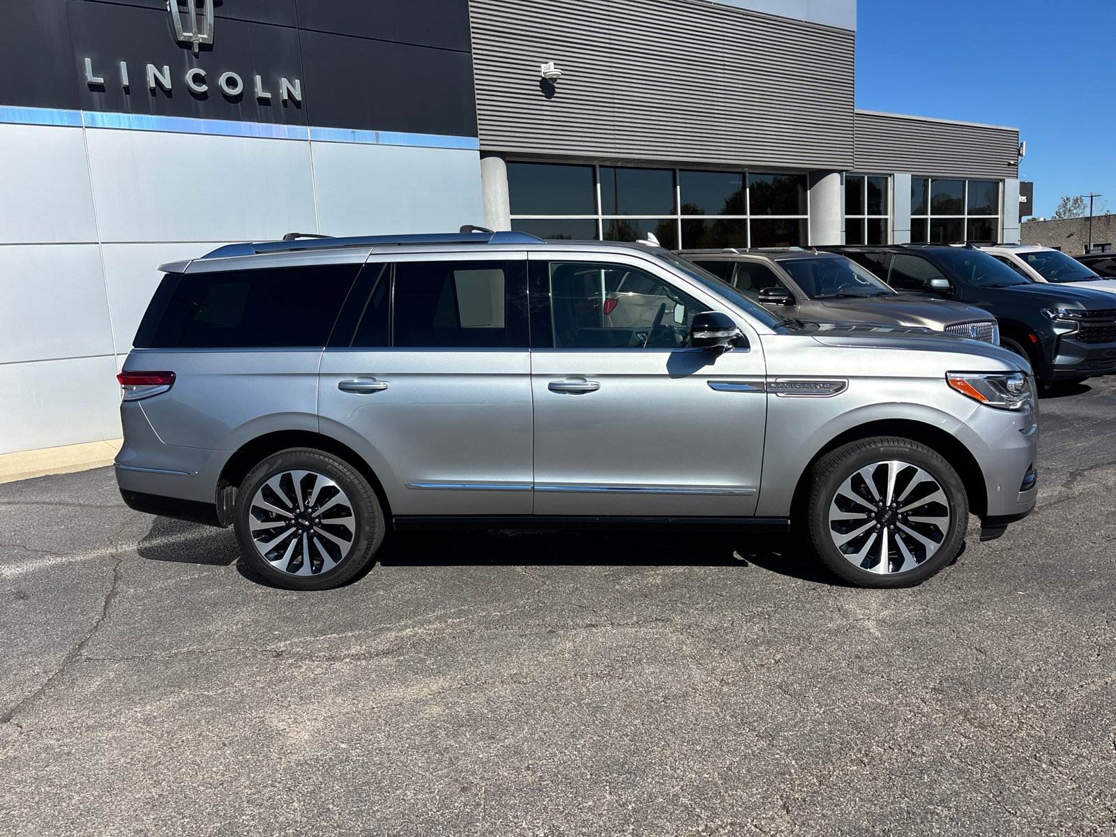 Certified 2024 Lincoln Navigator Reserve AWD/4WD image 8