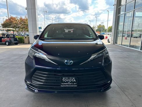 Certified 2025 Toyota Sienna XLE FWD image 2
