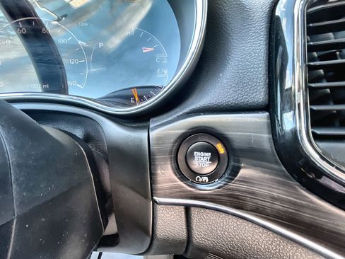 Used 2022 Jeep Grand Cherokee Limited w/ Trailer Tow Group IV image 17