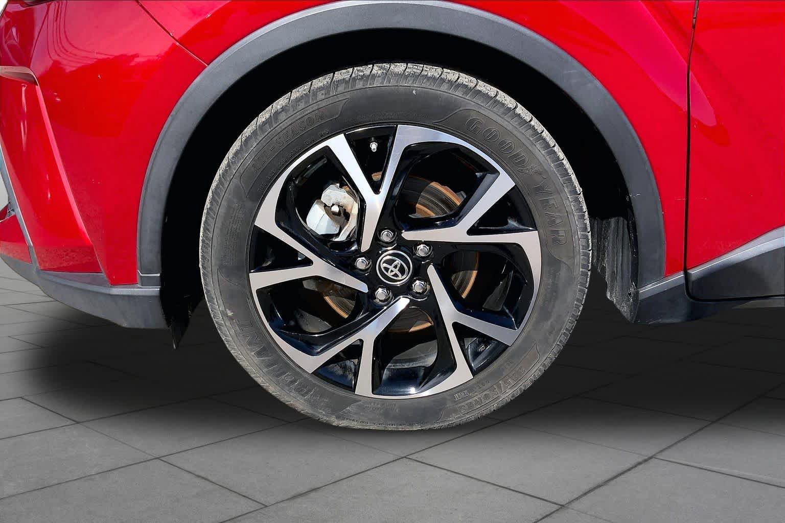 Used 2021 Toyota C-HR XLE FWD image 11