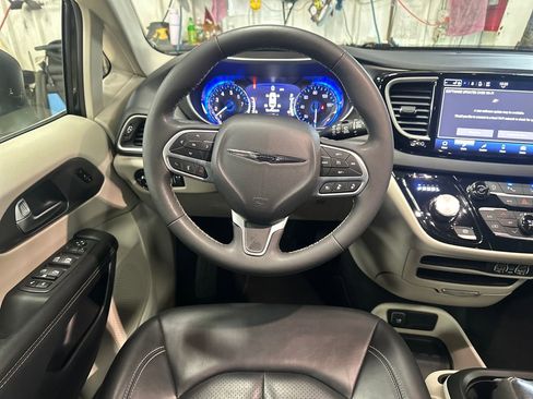 Used 2023 Chrysler Pacifica Touring-L FWD image 17
