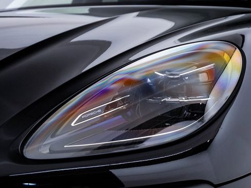 Certified 2025 Porsche Macan image 7