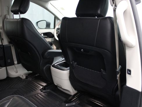 Used 2020 Chrysler Pacifica Limited FWD image 27