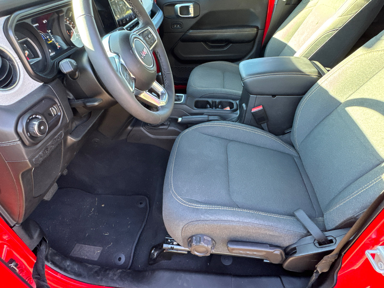 Used 2026 Jeep Wrangler Unlimited Sahara AWD/4WD image 9