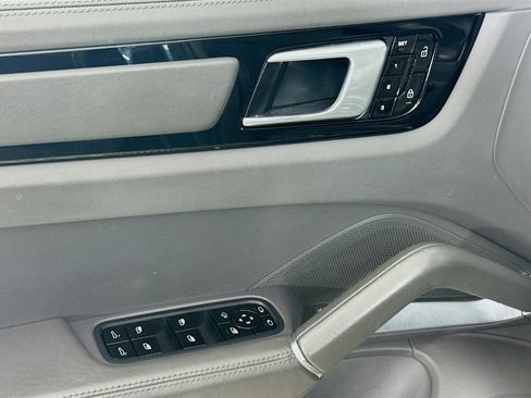 Used 2019 Porsche Cayenne Turbo image 22