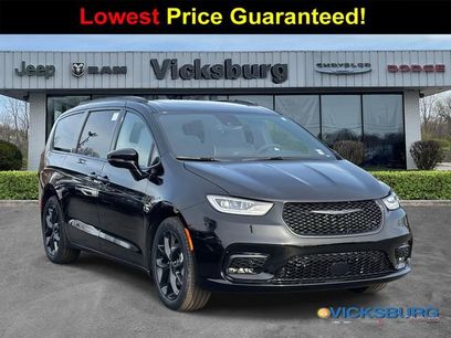 New 2026 Chrysler Pacifica Limited w/ Uconnect Theater Family Group