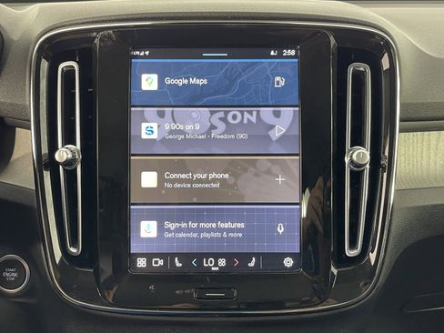 Used 2024 Volvo XC40 B5 Plus image 29