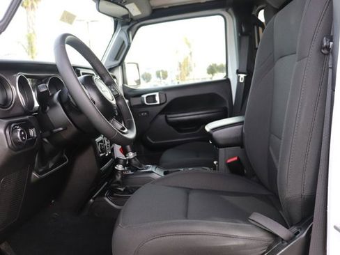 Used 2023 Jeep Gladiator Willys image 10