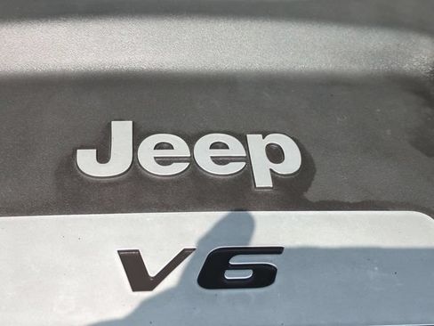 Used 2018 Jeep Wrangler Sahara w/ Connectivity Group AWD/4WD image 28