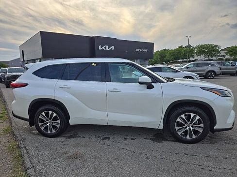 Used 2021 Toyota Highlander XLE AWD/4WD image 2
