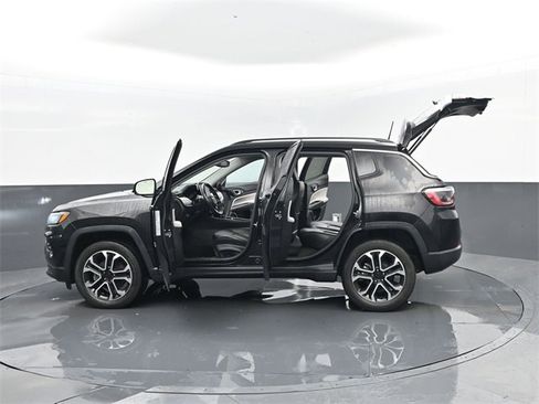 Used 2022 Jeep Compass Limited image 31