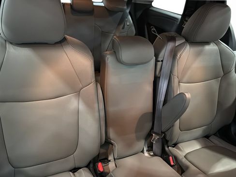 Used 2025 Toyota Sienna XLE FWD image 14
