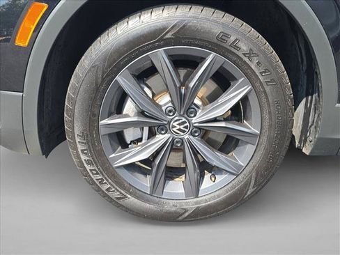 Used 2022 Volkswagen Tiguan SE w/ Panoramic Sunroof Package FWD image 25
