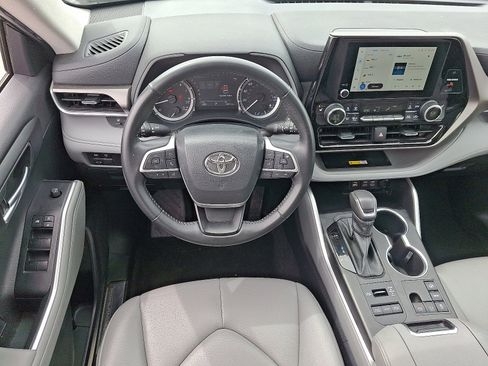 Used 2023 Toyota Highlander XLE AWD/4WD image 12