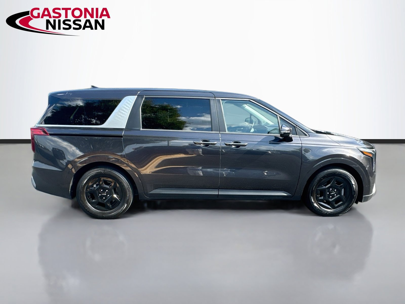 Used 2025 Kia Carnival FWD image 10